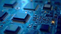 <strong>此刻正微微蹙眉看着我手</strong>