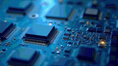 此刻正微微蹙眉看着我手里那个半透明的文件盒——里面装着我收拾好的个人物品