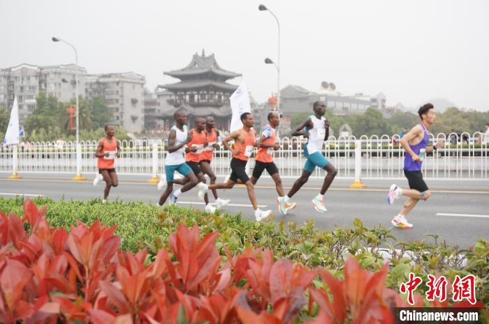 桂林马拉松：三万名中外跑友在山水之间奔跑，