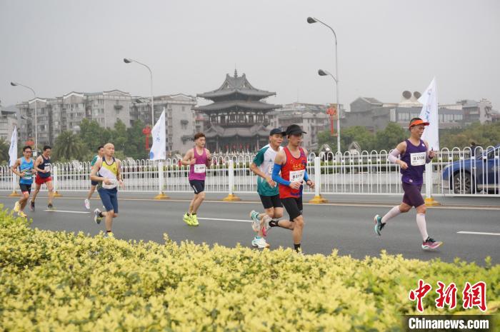 桂林马拉松：三万名中外跑友在山水之间奔跑，