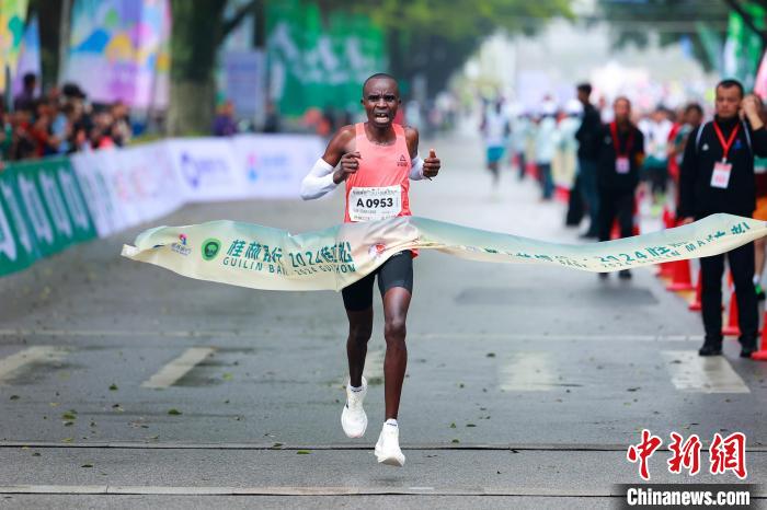 桂林马拉松:三万名中外跑友在山水之间奔跑,