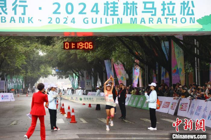 桂林马拉松:三万名中外跑友在山水之间奔跑,
