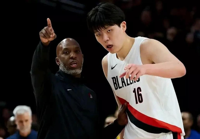 杨瀚森NBA首年遭遇三重变故：教练被捕、核心更