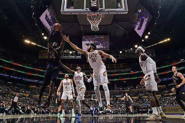 湖人轻取骑士迎四连胜 艾顿18+9助球队稳居西部前