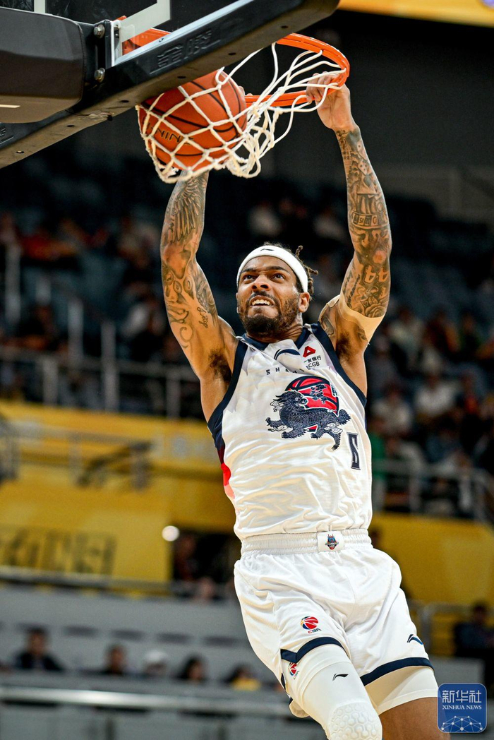 山东泰山客场迎战河南队，双线求胜