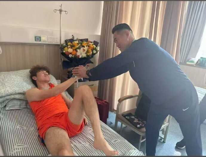 山东泰山B队中场艾孜海尔重伤 俱乐部高层与主帅